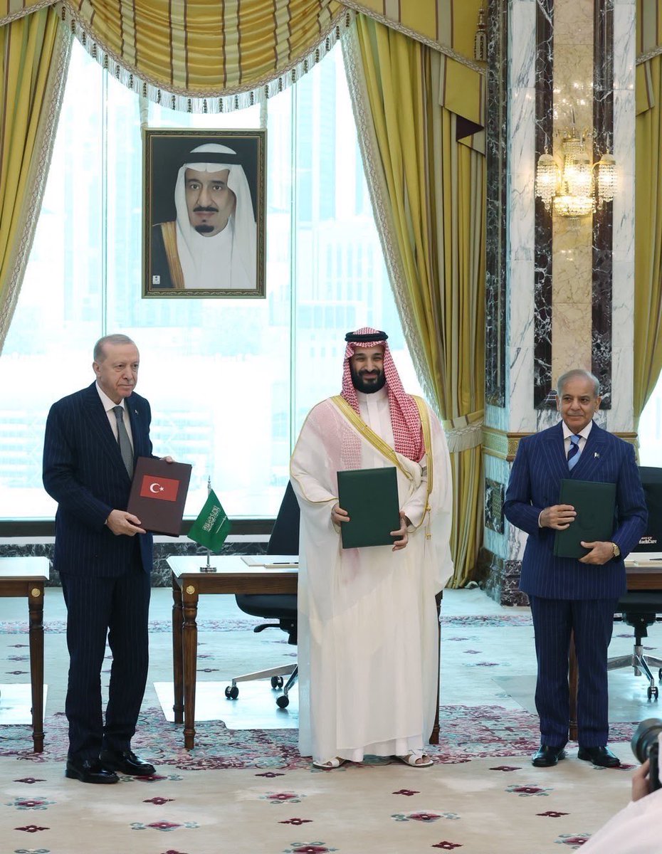 Mas421's tweet photo. حين تكون سلامة الإنسان، وأمن الوطن، وجودة الحياة، بوصلة القيادة، تتحول التنمية من أرقامٍ في التقارير إلى نبضٍ في القلوب، ومن مشاريع تُشيَّد إلى كرامةٍ تُصان، ومستقبلٍ يُبنى. وهكذا تمضي المملكة برؤيةٍ تجعل الإنسان محور التنمية، والوطن فضاءً للأمن والطمأنينة والازدهار، فتلتقي قوة الدولة مع رفعة الإنسان في مشهدٍ واحد

#محمد_بن_سلمان
#رؤية_السعودية_2030
#الإنسان_أولاً
#وطن_الطموح
#جودة_الحياة