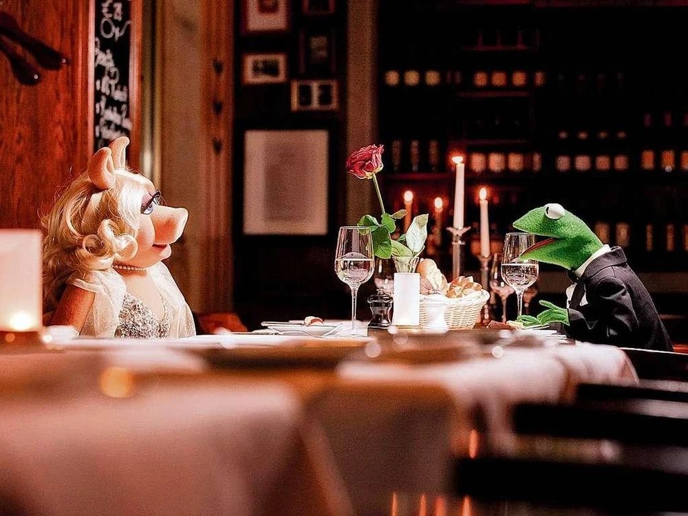 pinkpiggyclub's tweet photo. Currently obsessed with this Kermit and Miss Piggy photoshoot at the Ritz-Carlton Hotel https://t.co/RKnFijhPTe