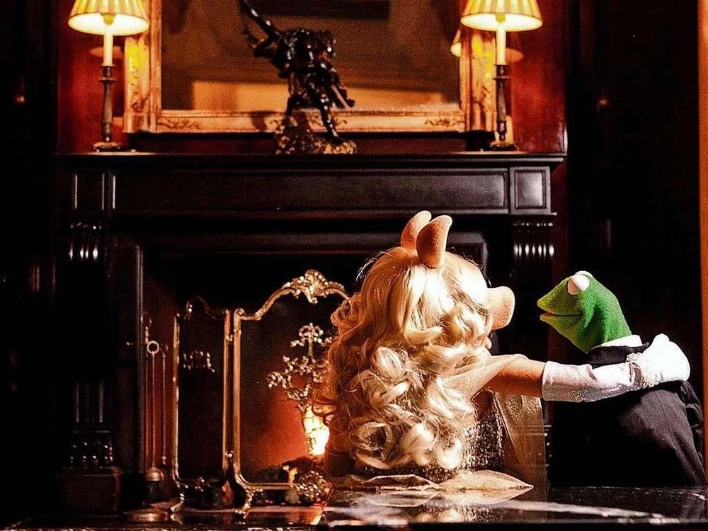pinkpiggyclub's tweet photo. Currently obsessed with this Kermit and Miss Piggy photoshoot at the Ritz-Carlton Hotel https://t.co/RKnFijhPTe