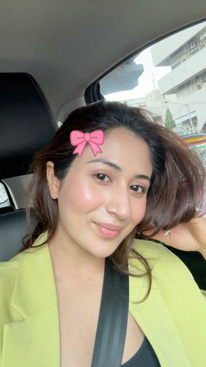 Aaronwarnrswife's tweet photo. Shreya after winning one crore &amp; triggering the cheater couple <3 https://t.co/5W7JhcHRIv