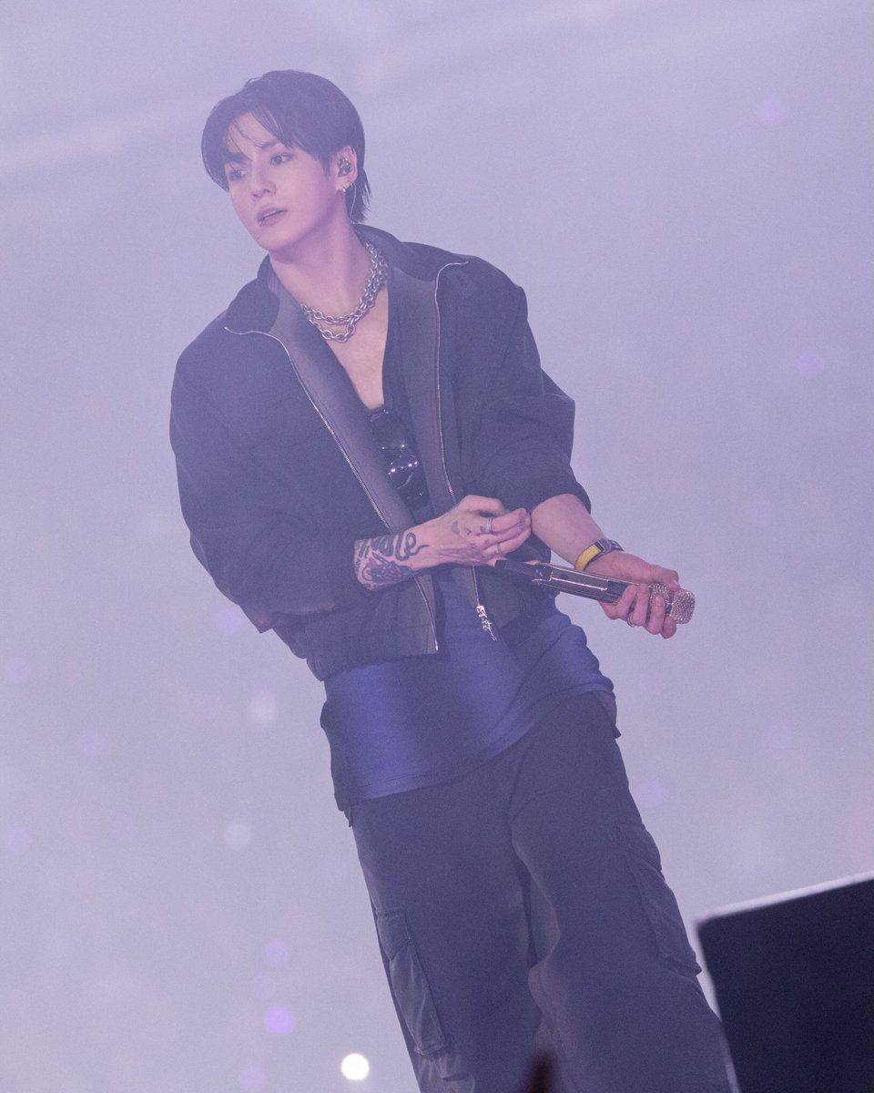 JJK_Times's tweet photo. Jungkook @ Calvin Klein Instagram (2)

@/mnijungkook wore a custom Calvin Klein look for the BTS “ARIRANG” concert at MetLife Stadium in New Jersey.

Seen on stage in a double-sleeve graphic tee with a hand-sprayed gradient, layered under a lightweight bomber and paired with parachute trousers.