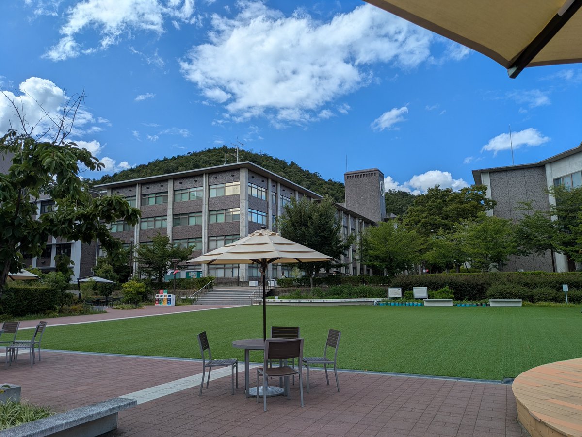 bacharach5's tweet photo. 暑いけど学生のいないキャンパスは穏やかな気分になります。学校図書館もガラガラ。ふと思いつきでガサッと抜き出した川本三郎の文庫を半日読んでました。私には佐藤忠男や淀川長治、植草甚一に継ぐ映画の伝道師ですが、今の人たちにとっては影響ある映画評論家って誰ですかねえ… https://t.co/6dAMlSkJMM
