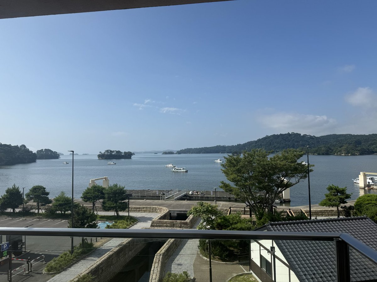 hiro_hanesk's tweet photo. 風呂上がりの一杯
ベランダで涼みながら

目の前は海なのだが、暗くて何も見えない
昼間撮った写真見ながら見えない海を妄想する https://t.co/tWU6aCEDgo