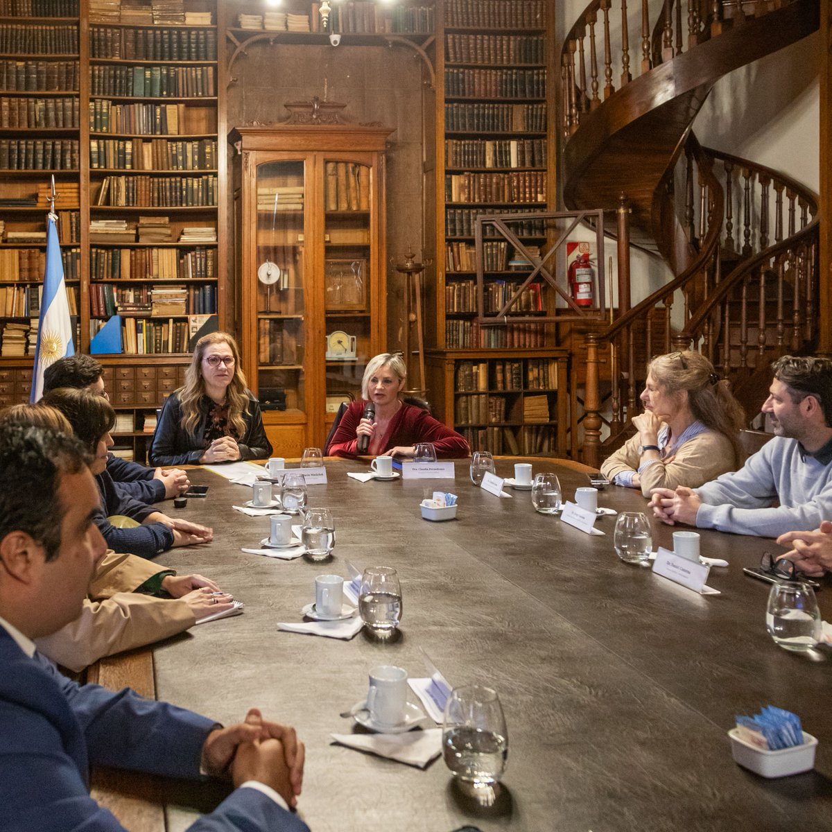 ANLIS_Malbran's tweet photo. COOPERACIÓN SANITARIA CON PARAGUAY

Fortalecer la cooperación regional para enfrentar los desafíos sanitarios y compartir conocimientos y experiencias resulta clave para impulsar acciones conjuntas que consoliden sistemas de vigilancia, diagnóstico e investigación cada vez más integrados y con mayor capacidad de respuesta.

La @DraCPerandones recibió a una delegación de Paraguay liderada por su ministra de Salud, Dra. @mariatbaran. Durante la jornada de trabajo, los equipos técnicos presentaron las capacidades científicas y tecnológicas del Malbrán en materia de vigilancia de la resistencia a los antimicrobianos, enfermedades bacterianas transmitidas por alimentos, secuenciación genómica, investigación de brotes y producción de biológicos e inmunobiológicos estratégicos, herramientas fundamentales para fortalecer la prevención y el control de enfermedades.

El encuentro reafirmó el compromiso de Argentina y Paraguay con el trabajo conjunto y contribuyó a fortalecer los vínculos de cooperación para el desarrollo de proyectos y la consolidación de las capacidades sanitarias de la región.
