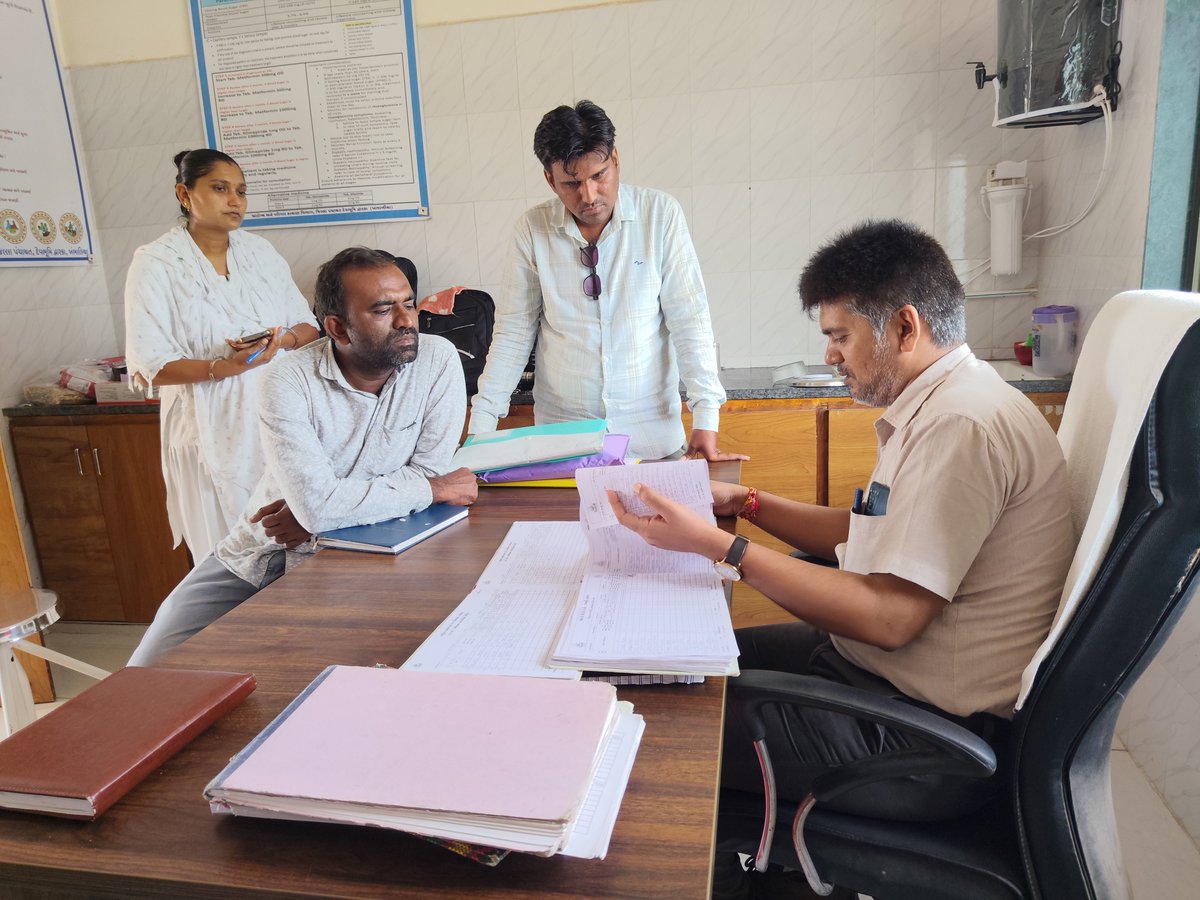 Dmo__Dwarka's tweet photo. તા.3/8/26ના રોજ ખંભાળિયા તાલુકાના ભીંડા પ્રા.આ.કેના આંબાવાડી-૧ ની મુલાકાત લઈ વાહકજન્ય રોગ અટકાયત કામગીરી તેમજ અન્ય આરોગ્ય વિષયક કામગીરીની સમીક્ષા કરી જરૂરી સુચનાઓ આપવામાં આવી @CDHO_Dwarka @DdoDwarka @COLLECTORDWK @GujHFWDept @NHMGujarat @nvbdcpmohfw @InfoDwarkaGOG https://t.co/mUTrbfnYp0