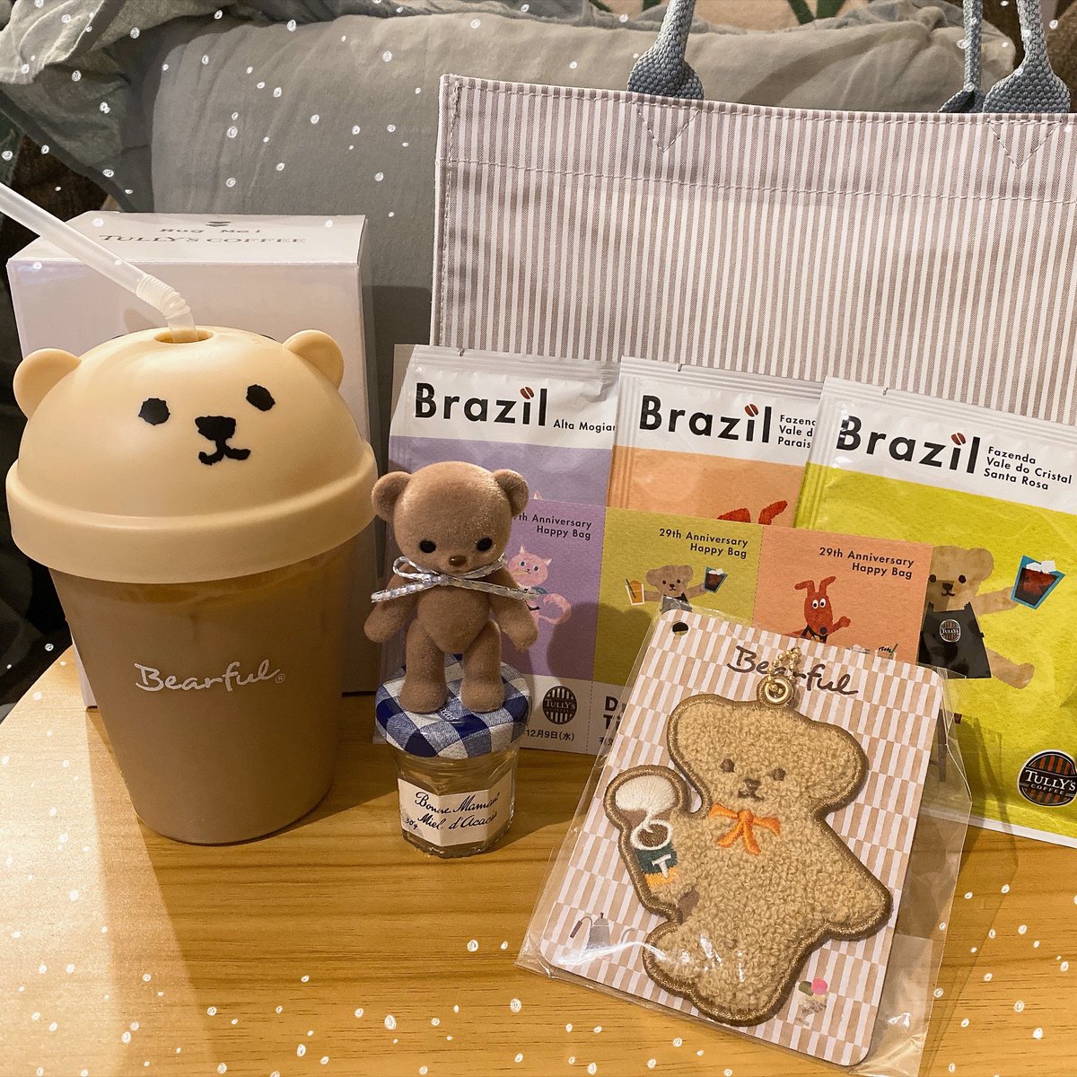maplehoneybear's tweet photo. 𝐓𝐔𝐋𝐋𝐘’𝐒 𝐂𝐎𝐅𝐅𝐄𝐄 
𝟮𝟵𝘁𝗵 ���𝗻𝗻𝗶𝘃𝗲𝗿𝘀𝗮𝗿𝘆 𝗛𝗮𝗽𝗽𝘆 𝗕𝗮𝗴🧸
プレゼントしてもらいました🎁
かわいいベアフル ハグミーボトルとサガラ刺繍チャームのかわいさにキュン🤎 https://t.co/x4zL2hiKWN