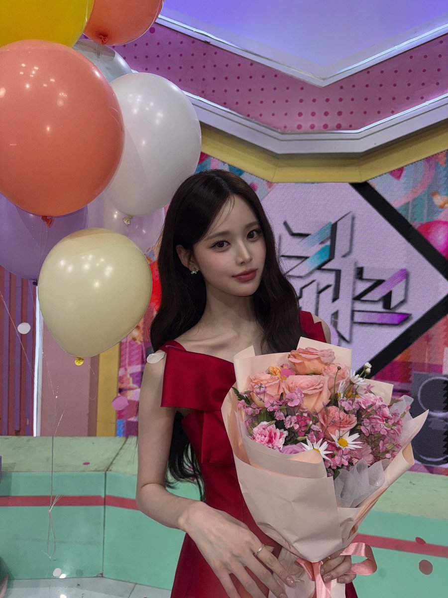 izna_offcl's tweet photo. [izME📮]

생일 축하해 나야
나야랑 함께한 지 2년이라는 시간이 흘렀어
2년 동안 아낌없이 사랑해 주고 옆에 있어 줘서 고마워 
항상 나야 사랑 덕분에 힘내고 있어 나야가 한번 웃어주고 내 이름 불러주면 너무너무 행복해. 나야도 나로 인해 한 번이라도 더 웃길 바라 ㅎㅎ 내가 더 힘이 되어줄게
앞으로도 더 많이 행복한 기억 만들면서 곁에 있자 난 항상 나야 편이야 그러니까 나야도 항상 내 편해 알았지?? 
잠도 푹 자고 밥도 잘 먹고 건강도 잘 챙기면서 평생 보자 사랑해 나야🫶

#izna #이즈나
#BANGJEEMIN #방지민