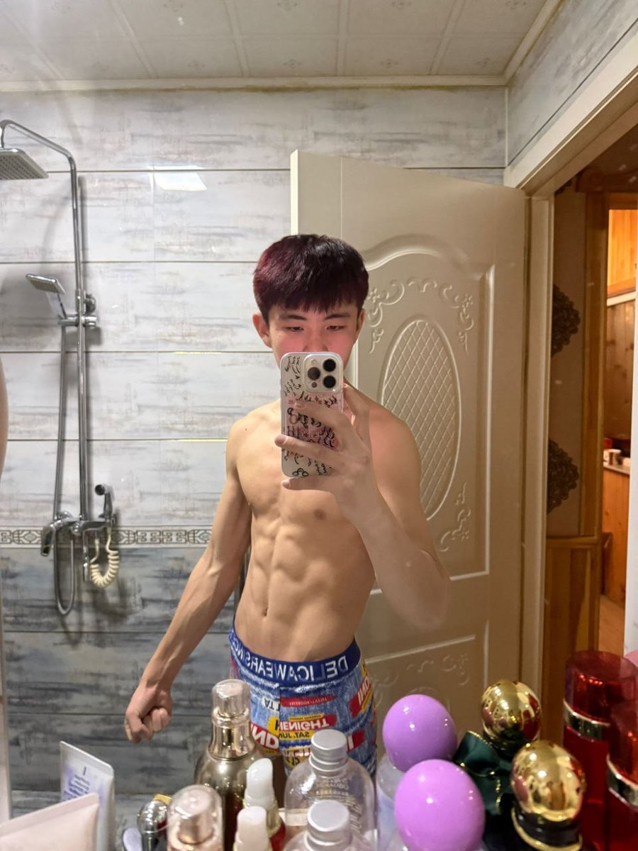 Leonard83523804's tweet photo. 原创 内蒙古薄肌柔道大屌男高
自带痞帅气质的弟弟第一次刷到就被俘获 聊天中尽显北方男生的豪迈气概 从刚开始的拘谨 不信任 慢慢开始在镜头前大秀肌肉与粉嫩的处男大屌 最后乖乖交出营养丰富的滚烫精液...完整版12分42秒
#薄肌 #大屌 #男高 #洗澡 https://t.co/m64KdSNEjS
