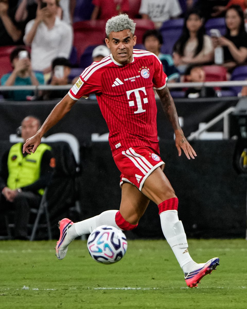 FCBayern's tweet photo. 💫🇨🇴 #AudiFCBTour https://t.co/phbrEoKbd9