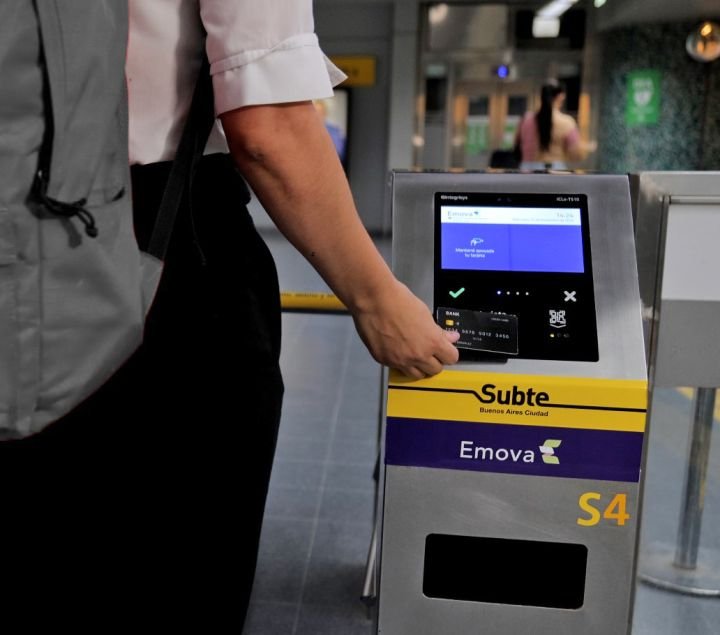 MDSuarez's tweet photo. 🔴Sin ningún tipo de anuncio oficial, el gobierno porteño dejó de implementar el descuento del 50% en la Red SUBE cuando tomas el subte

Ahora tras utilizar un primer medio como el tren te cobran la totalidad del viaje que es  $1.684

Otro atentado al bolsillo del trabajador https://t.co/7m7bkeKnUW