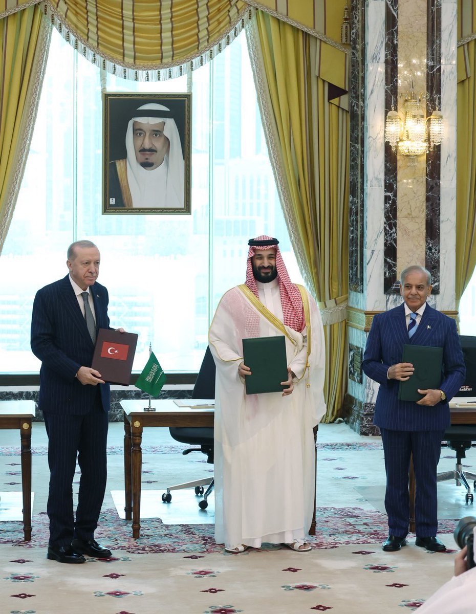 fayez_malki's tweet photo. ليست اتفاقيةً عابرة بل اتفاقية وُقِّعت في مكة المكرمة بجوار بيت الله من أطهر بقاع الأرض يُرجى له أن يكون أوثق عهدٍ وأعظم أثر
#اتفاقية_مكة 
حين تُكتب العهود بجوار بيت الله الحرام فإن للمكان هيبةً تُلزم وللعهد قدسيةً تُحترم، وللتاريخ صفحةً لا تُنسى
#اتفاقية_مكة 
#المملكة_العربية_السعودية 
#ولي_العهد‌ 
#محمد_بن_سلمان‌