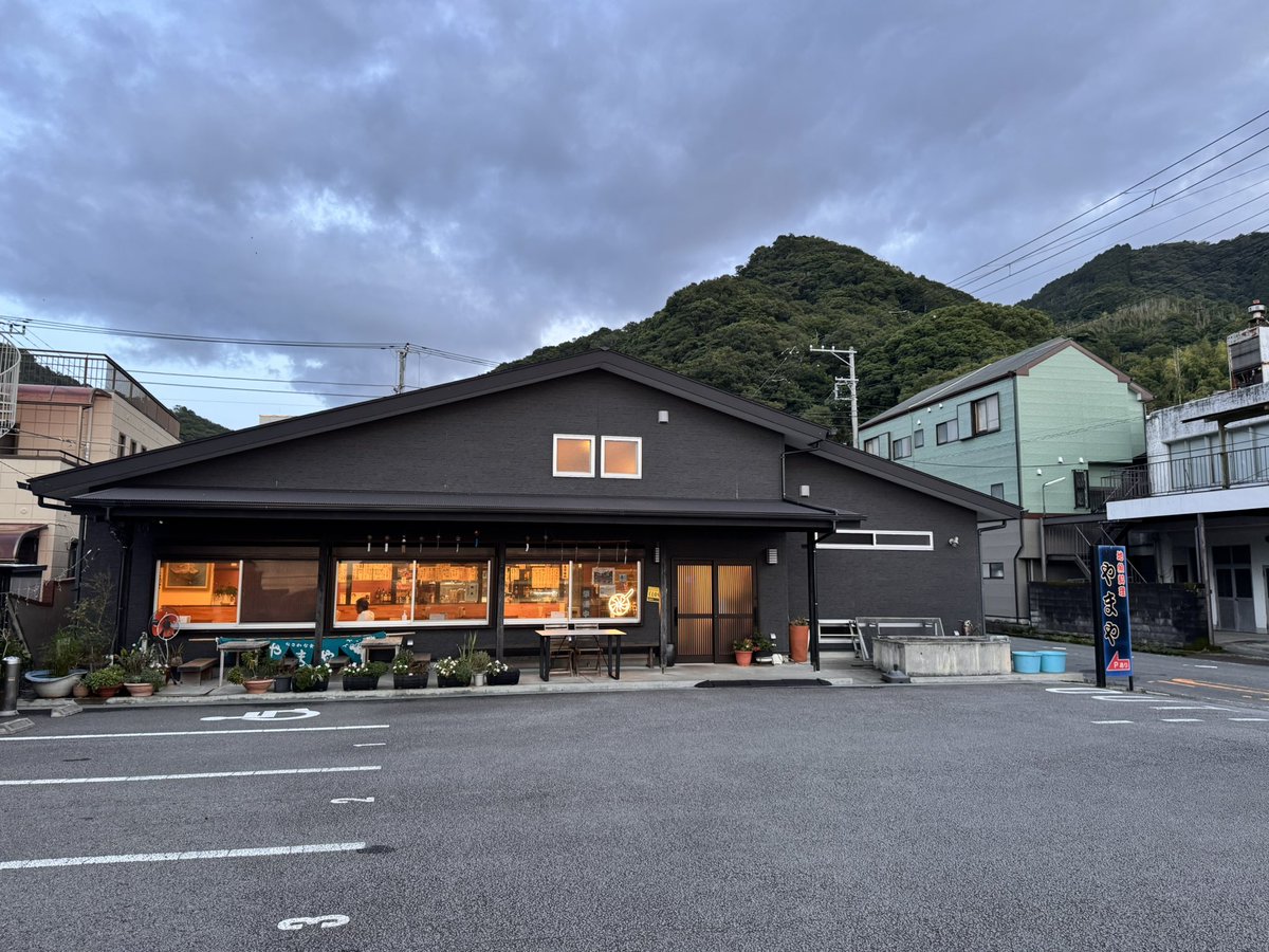 Asukarin124111's tweet photo. 今朝は自転車漕いだので日中はゆっくり休んで夕方沼津行ってやまやさんのマグロ丼と安田屋さんで温泉に入ってきました♨️
みかんアイスゼリー食べたこと無かったけどめっちゃ美味かった。 https://t.co/8WF0llY7Tr