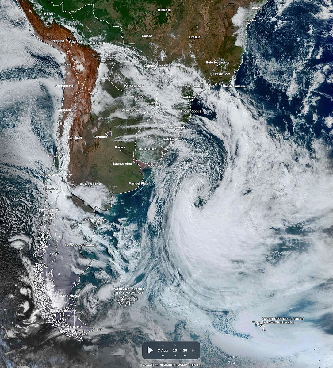 TempoSLeopoldo's tweet photo. Tal como tinha sido previsto há vários dias pelos modelos de previsão do tempo, lá está o poderoso ciclone extratropical com núcleo sobre o oceano, a leste de Mar del Plata.
Pressão muito baixa no núcleo (projeção de 973 hPa conforme o IFS/ECMWF). https://t.co/BzS9R2zyy6