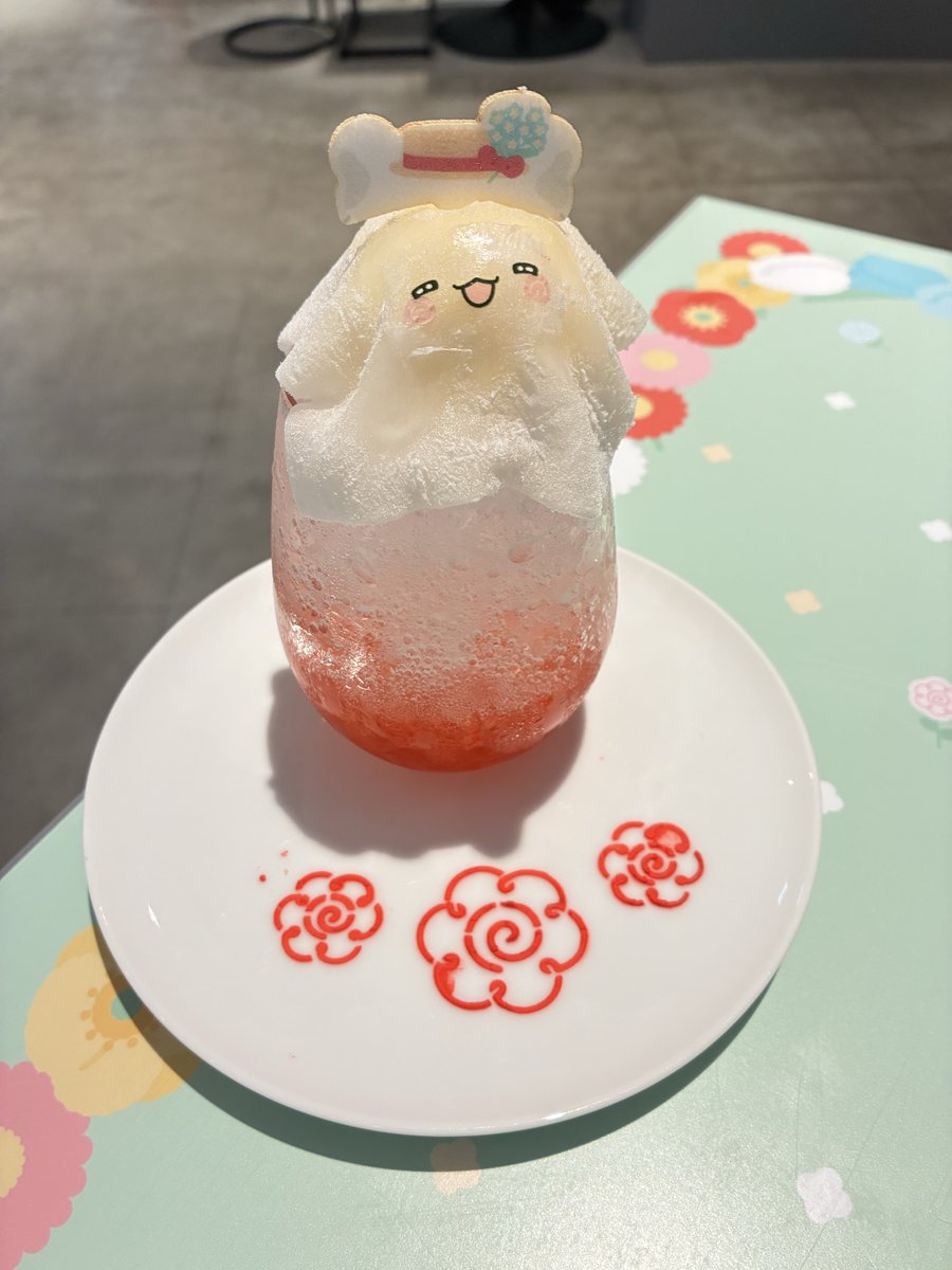 bananecinnamon's tweet photo. 明日から9連休です🥳
が、どうしても今日行きたいところがあると娘が前々から言っており、仕事終わりに気力を振り絞って行ってきました！
はなまるおばけのはなまるごほうびカフェ‼︎
メニューも店内も可愛い♡
特典の缶バッジは絵柄を選べて神✨✨
まるまるくんお誕生日おめでとう🎉 https://t.co/POpzl1DGYX