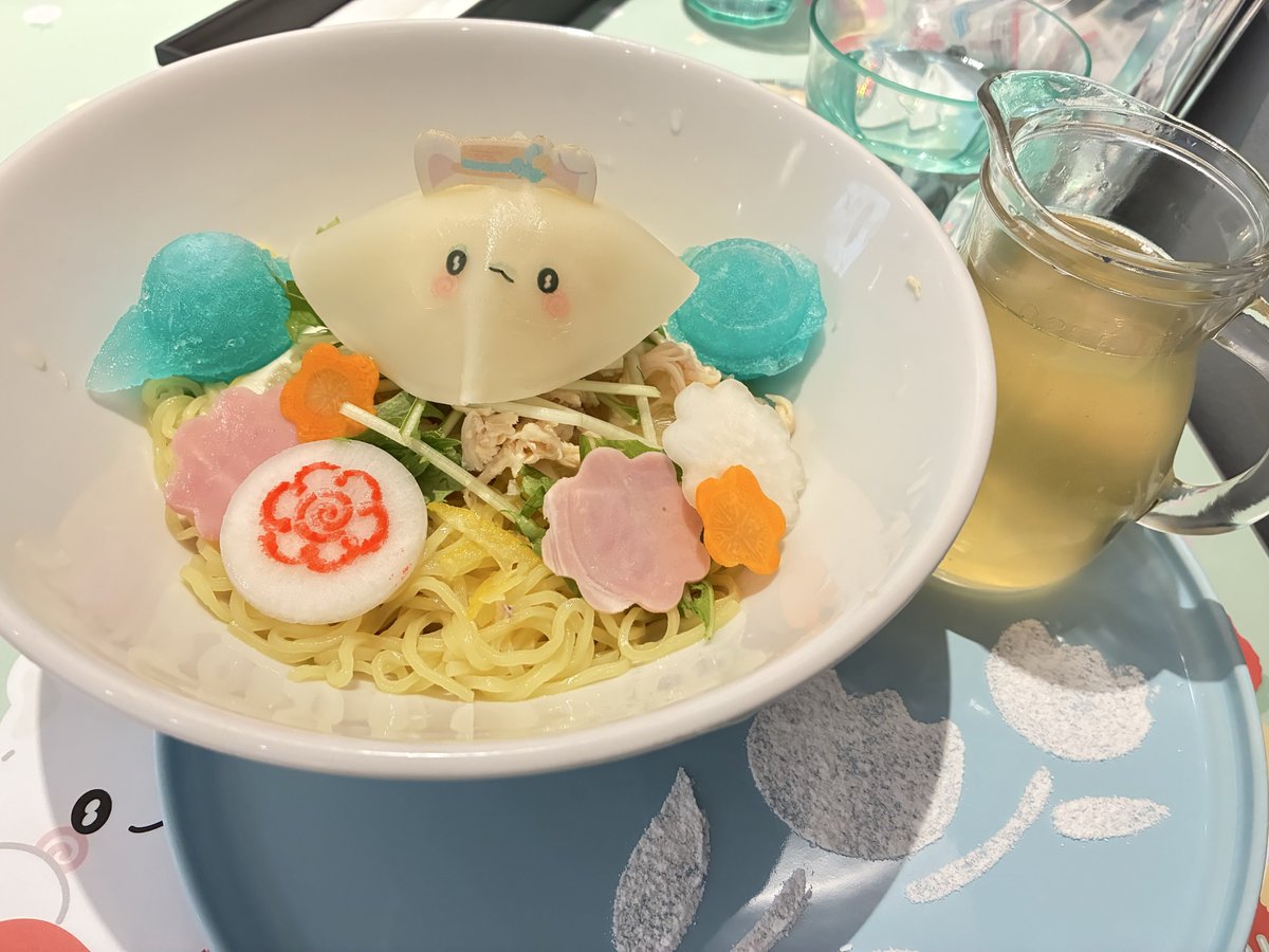 bananecinnamon's tweet photo. 明日から9連休です🥳
が、どうしても今日行きたいところがあると娘が前々から言っており、仕事終わりに気力を振り絞って行ってきました！
はなまるおばけのはなまるごほうびカフェ‼︎
メニューも店内も可愛い♡
特典の缶バッジは絵柄を選べて神✨✨
まるまるくんお誕生日おめでとう🎉 https://t.co/POpzl1DGYX