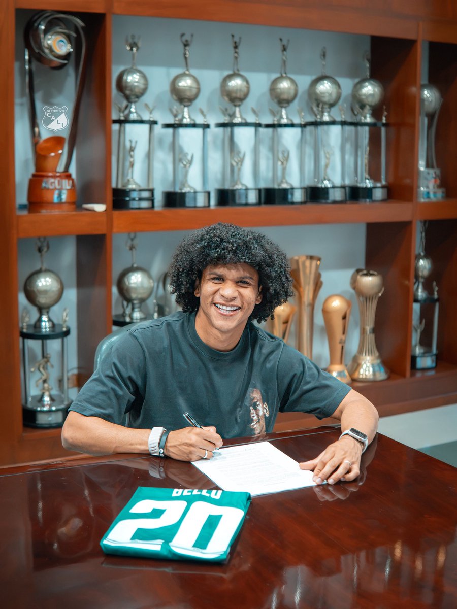 DeportivoCaliCP's tweet photo. ¡Eduard Bello! 💚✍🏼

Eduard Bello firmó y oficialmente es jugador del Deportivo Cali. El extremo venezolano llega proveniente de Atlético Nacional para sumarse a nuestro plantel profesional masculino.

¡Muchos éxitos en esta nueva etapa, Bello! 💚🇻🇪 https://t.co/NQduBxCAmJ