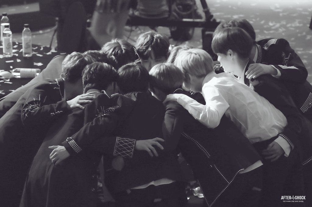 romsiiyah's tweet photo. Aku pernah gila banget ma wanna one ✨️✨️✨️✨️ https://t.co/ygCL7qnxkJ
