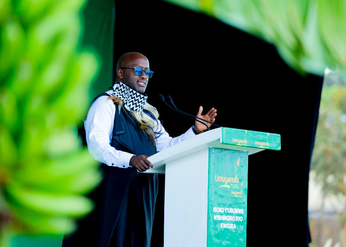 RwandaMFA's tweet photo. Uyu munsi, Minisitiri @onduhungirehe yifatanyije n’abaturage bo mu Karere ka Nyarugenge (@Nyarugenge) mu birori byo kwizihiza #Umuganura2026 bifite insanganyamatsiko igira iti: “Umuganura, isoko y’ubumwe n’ishingiro ryo kwigira”.

Mu ijambo rye, yibanze ku ndangaciro z’umuco w’u Rwanda Umuganura ubumbatiye zirimo gukunda Igihugu, ubumwe, gukunda umurimo, ubufatanye, gusangira, kubahana, ubudaheranwa no kwigira. Yashishikarije kandi Abanyarwanda kugira uruhare mu kurengera ubuzima, birinda kunywa inzoga zitujuje ubuziranenge, kunywa mu rugero no gutegura ejo hazaza heza.