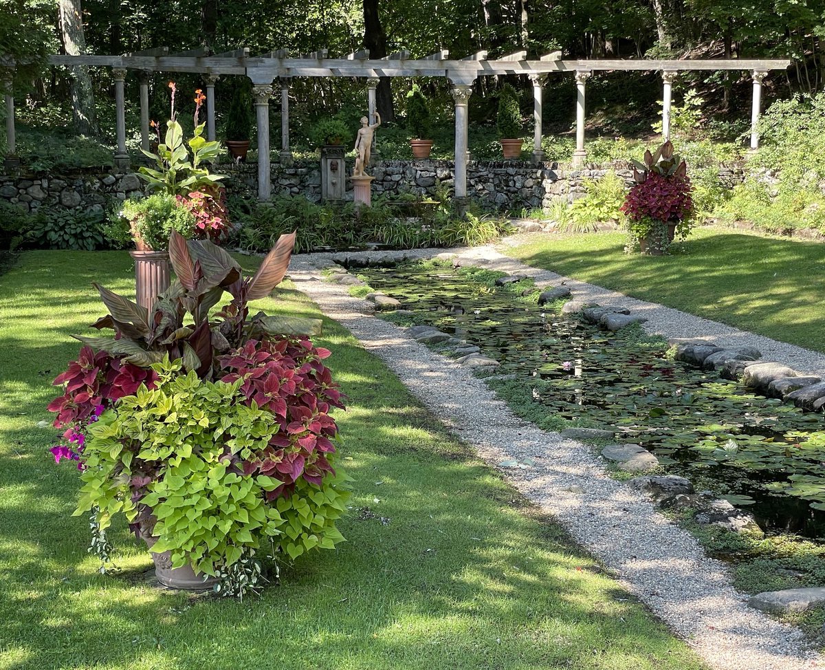 FreedomsWayNHA's tweet photo. Two women. Two gardens. One extraordinary Lincoln estate. πΈ
https://t.co/DSjD1dBuHg
#FreedomsWayNHA #VisitMA #Lincoln #CodmanEstate #HistoricNewEngland https://t.co/fU2f5OcRgK