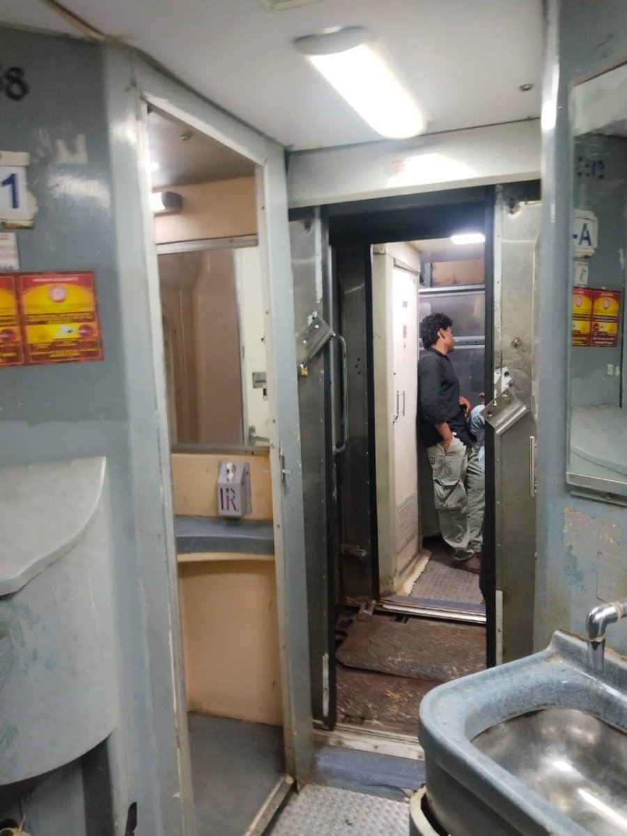 sagarthedude's tweet photo. @RailwaySeva @RailMinIndia @SCRailwayIndia @RPF_INDIA @AshwiniVaishnaw 
Senior citizen parents travelling in seven hills express pnr4242433593, there is no safety in A1 coach.the door is broken between A1 and general compartment.
Arrange railway guards or repair doors https://t.co/7m6dF3jnu4