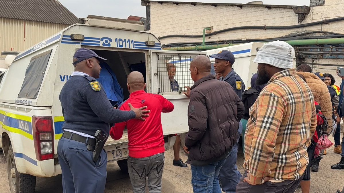 ZANewsFlash's tweet photo. NEWS: The Department of Employment and Labour has arrested 2 Chinese and 25 Basotho illegal immigrants who were found working without papers at a textile factory in Hammarsdale in Durban.

Also arrested were three Chinese business people who had employed the alleged illegal immigrants - KZN Tonight Podcast 

📸 DoEL