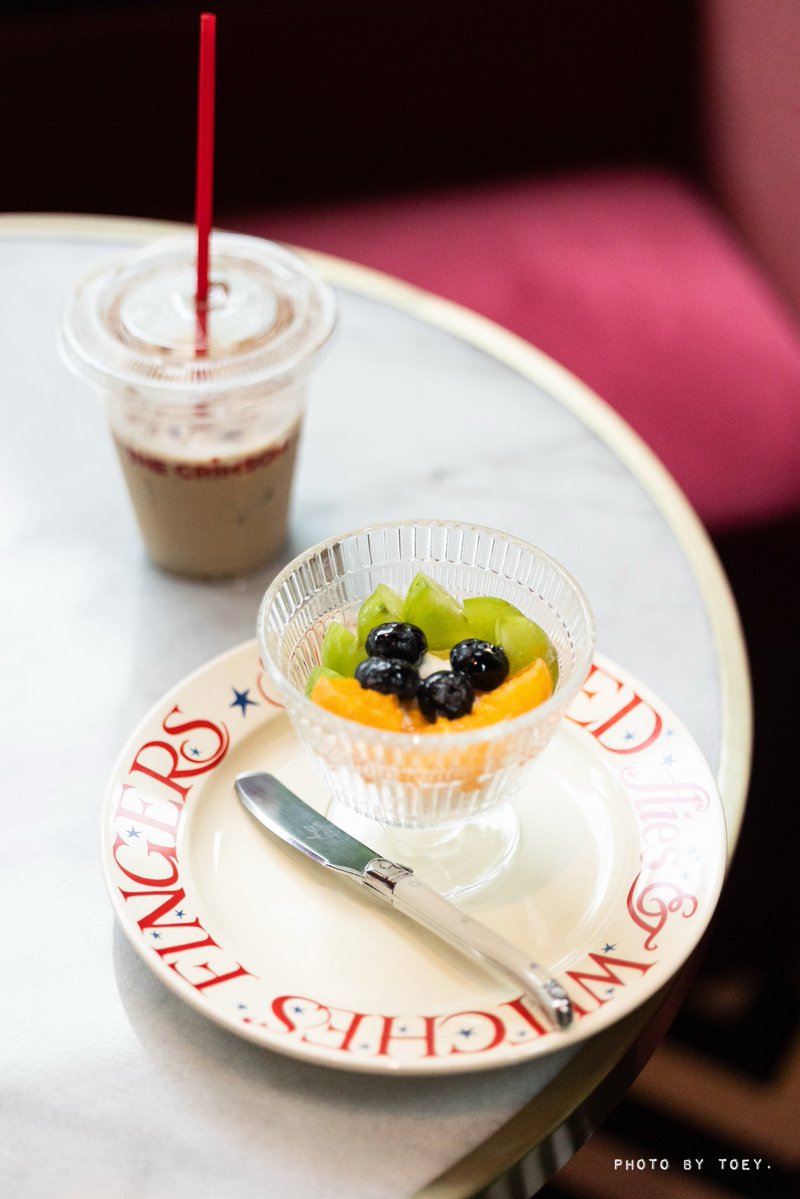 photobytoey's tweet photo. ได้มาแล้วค่ะ...คาเฟ่ดังย่านสัมมากร 

“THE CRIMSON" ☕️🍰🥟

คาปูชิโน่คือถูกต้องมาก ชงนัว 
กรีกโยเกิร์ตเนื้อแน่นดี (พายยังไม่ได้ชิม) 
ใดๆ คือร้านเปิดเพลงเพราะมาก นั่งสบายด้วย ทีแรกขี้เกียจไปเพราะไกลบ้าน พอนั่งแล้วไม่อยากกลับ นั่งสบายเกิ๊น 🤣

@peckpalit 
#thecrimson
#เป๊กผลิตโชค 
#PeckPaLitChoke
