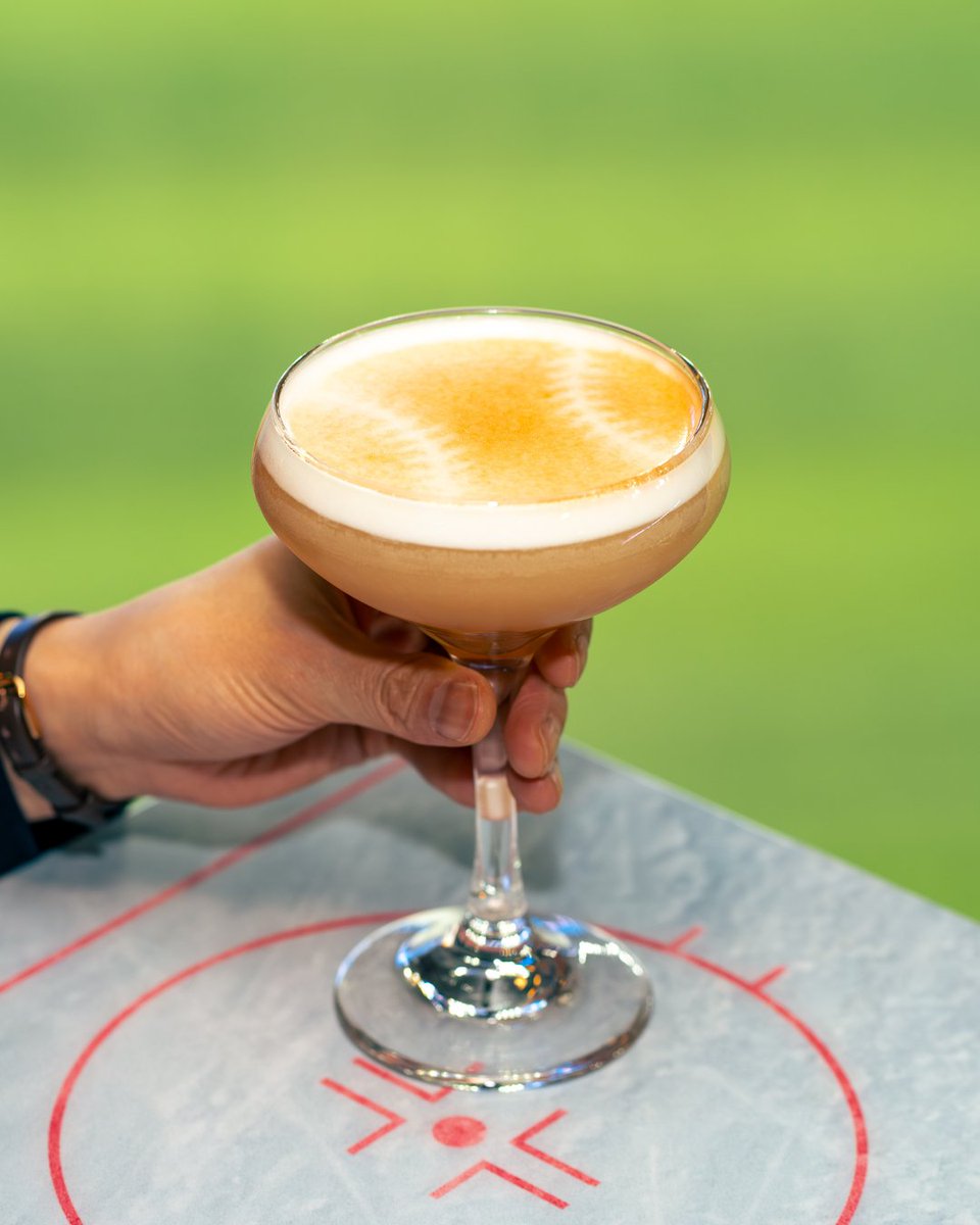 sportsnetgrill's tweet photo. The Home Run Sour is about to mog everyone's order. Camera eats first, so make sure you've got your shot before your friends ask for a taste... or a photo. 📸

#TorontoSportsBar #TorontoCocktail #BaseballFan https://t.co/fYCA7F32tz