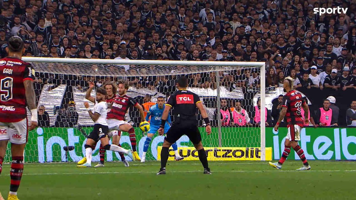 Vivimarques88's tweet photo. Das últimas 6 eliminações do Corinthians na Copa do Brasil, 4 foram com erros de arbitragem e 1 com derrota acachapante nos bastidores:

2020 - Eliminação diante do América naquele famoso "pênalti" do Lucas Piton.

2021 - Eliminado pelo Atlético-GO. Não lembro de nada relevante.

2022 - Pênalti do Léo Pereira no jogo de ida da final da Copa do Brasil.

2023 - Gol de mão do Lucas na semifinal.

2024 - Jogo remarcado em benefício do Flamengo. A inscrição do Memphis, por outro lado, não foi permitida.

2026 - Prejudicado lá e cá.

Enquanto os adversários gritam "pega ladrão", o Corinthians vem sendo afanado constantemente com VAR e tudo diante de explicações técnicas de analistas isentos com a tese "o lance é interpretativo".