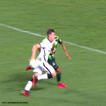 Vivimarques88's tweet photo. Das últimas 6 eliminações do Corinthians na Copa do Brasil, 4 foram com erros de arbitragem e 1 com derrota acachapante nos bastidores:

2020 - Eliminação diante do América naquele famoso "pênalti" do Lucas Piton.

2021 - Eliminado pelo Atlético-GO. Não lembro de nada relevante.

2022 - Pênalti do Léo Pereira no jogo de ida da final da Copa do Brasil.

2023 - Gol de mão do Lucas na semifinal.

2024 - Jogo remarcado em benefício do Flamengo. A inscrição do Memphis, por outro lado, não foi permitida.

2026 - Prejudicado lá e cá.

Enquanto os adversários gritam "pega ladrão", o Corinthians vem sendo afanado constantemente com VAR e tudo diante de explicações técnicas de analistas isentos com a tese "o lance é interpretativo".