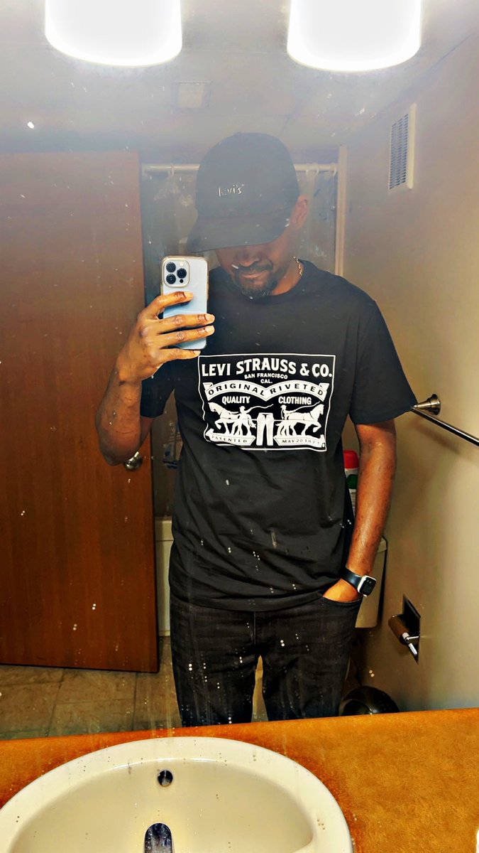 ALaiNbAgO's tweet photo. #FridayInBlack https://t.co/op7hs1IRI7