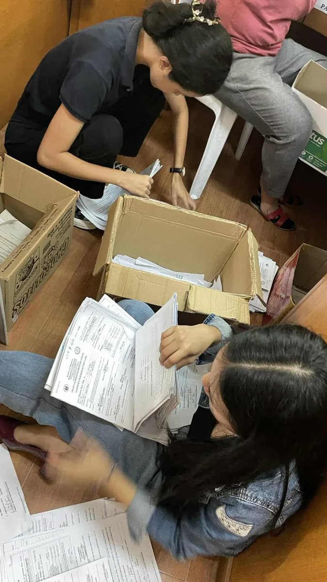 Ceritabelumsele's tweet photo. Ibu cleaning service di kantor temenku dituduh nyolong dompet karyawan. Isinya uang tunai dua juta lebih.
Siang itu dia disuruh berdiri di tengah pantry, tasnya dibuka di depan sebelas orang. Isinya dikeluarin satu-satu ke meja. Rantang, mukena, obat, dompet sendiri yang isinya empat puluh ribu.

Nggak ada. Tapi sore itu nggak ada yang bilang maaf.

Dia tetep kerja sampe jam pulang. Ngepel lantai yang sama, ngelewatin orang yang sama.

Ada satu karyawan yang liat semuanya dari mejanya dan nggak berani ngomong apa-apa waktu kejadian. Namanya anak magang, umur dua puluh dua.

Malam itu dia nggak bisa tidur, dan besoknya dia dateng ke kantor dua jam lebih pagi.

Dia minta akses rekaman ke satpam, alesannya ngecek jam masuk buat laporan magang.

Dia liatin rekaman ruangan itu dari pagi sampe siang. Nggak ada yang megang tas siapa pun.

Yang ada, karyawan yang kehilangan itu keliatan masukin dompetnya sendiri ke laci meja rekannya waktu buru-buru angkat telpon, terus lupa. Laci itu nggak dibuka dua hari.

Dompetnya ketemu utuh. Anak magang itu yang nunjukin rekamannya ke manajer, sambil gemetar.
Manajer nggak cuma minta maaf berdua-duaan. Dia kumpulin sebelas orang yang ada di pantry hari itu, dan minta maaf di hadapan mereka semua, satu per satu ngomong ke ibu itu langsung.

Sekarang di kantor itu ada aturan tertulis. Nggak ada penggeledahan pribadi tanpa rekaman dicek duluan.

cc cwnmei_at