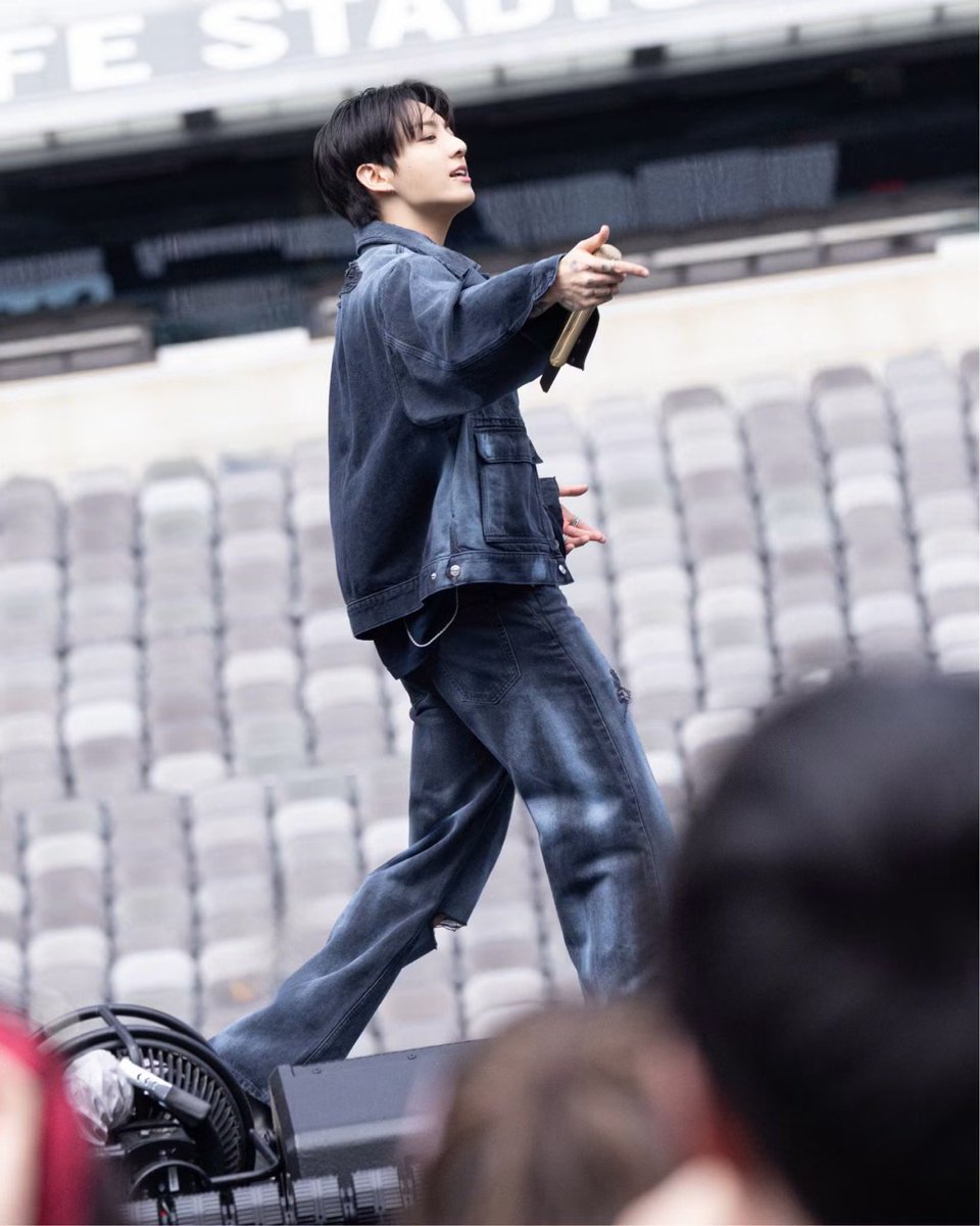 uktaekook's tweet photo. 📸 Jungkook | Calvin Klein

“Jung Kook wore two custom Calvin Klein looks to BTS “ARIRANG” concert at MetLife Stadium in New Jersey.

Seen at sound check in washed denim trucker and baggy jeans with a hand-sprayed black-indigo gradient. On stage, he wore a double-sleeve graphic tee with a hand-sprayed gradient layered under a lightweight bomber and paired with parachute trousers”

🔗 https://t.co/Gu5zhxqyl2
🔗 https://t.co/qWVTNP7MDs
🔗 https://t.co/mIyGEr48gY
🔗 https://t.co/W0t4uKXIiZ

JUNGKOOK FOR CALVIN KLEIN 
JUNGKOOK X CALVIN KLEIN 
#JUNGKOOKxCALVINKLEIN 
#JungkookForCalvinKlein