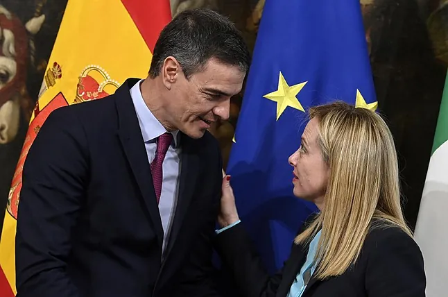 veintimillapie's tweet photo. Sánchez da un ultimátum a Italia para que "rectifique" y levante los controles en frontera con España por lo de Ceuta antes del lunes, de lo contrario se verá obligado "a adoptar medidas proporcionales para proteger los intereses y la dignidad" de los españoles
Meloni temblando https://t.co/Qx8pGKdMr2