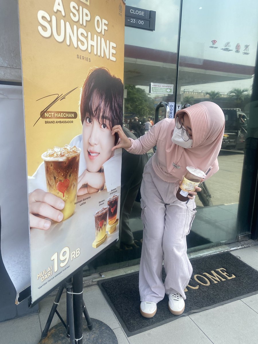 faurietale's tweet photo. MAU NANGISSS BGTTT…..gw dari kemaren nungguin kopken yg collab sm haechan restock karena selalu keabisan eh pas udh kedapetan MALAH JATOH pas lagi buka kulkas….mana baru minum dikit bgt 😭😭 sedih ihh😔💔💔💔 https://t.co/6pLR0LpIX1
