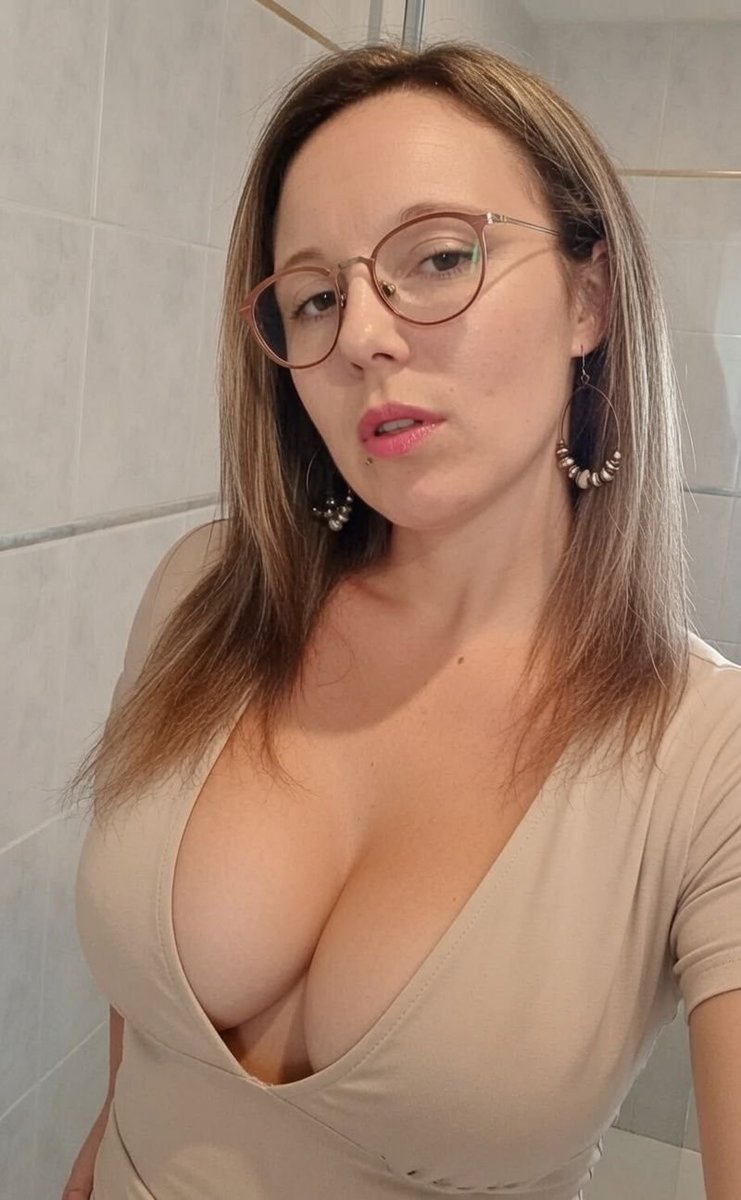 MRF_Queens's tweet photo. Nouvelle sœur d'un abonné aujourd'hui ! Elle s'appelle Ludivine, elle a 28 ans. 😌
Son frère vous demande d'être cru et sans filtres avec elle en commentaire, alors faites vous kiffer avec cette chienne. 😈
#IRL #Proches #Soeur https://t.co/untQCHSMRe