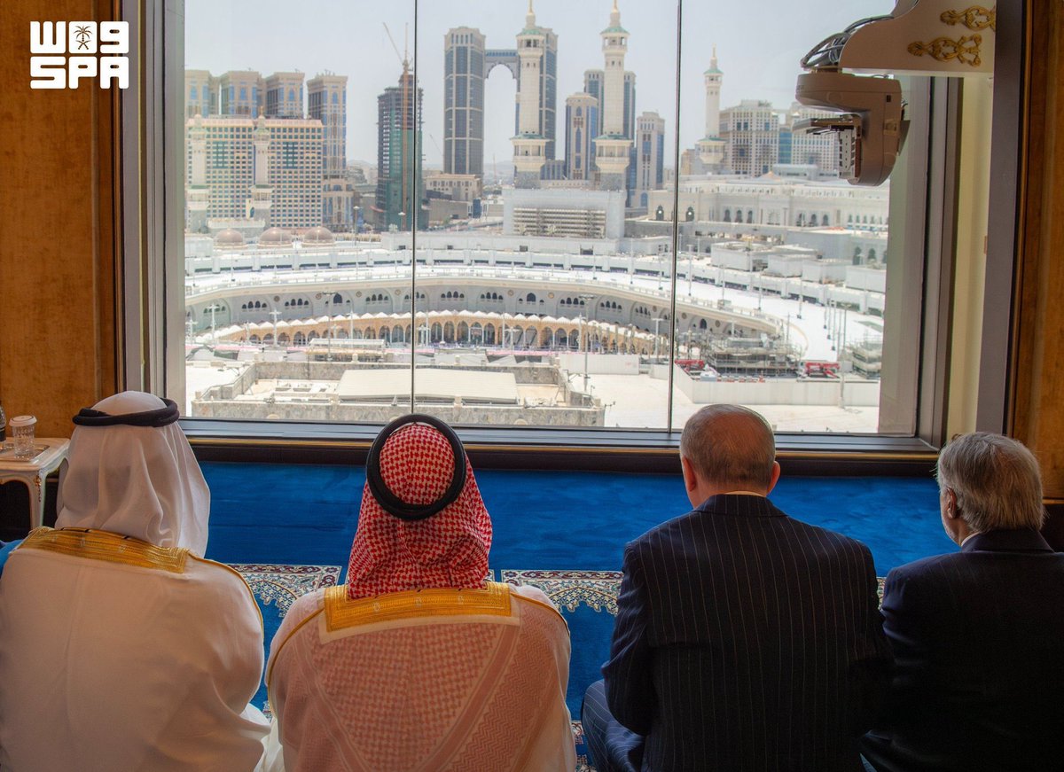 ragipsoylu's tweet photo. Erdogan, Sharif and MbS prayed together in Mecca, directly facing the Kaaba after signing the joint defense deal https://t.co/9JvmJZe9BK