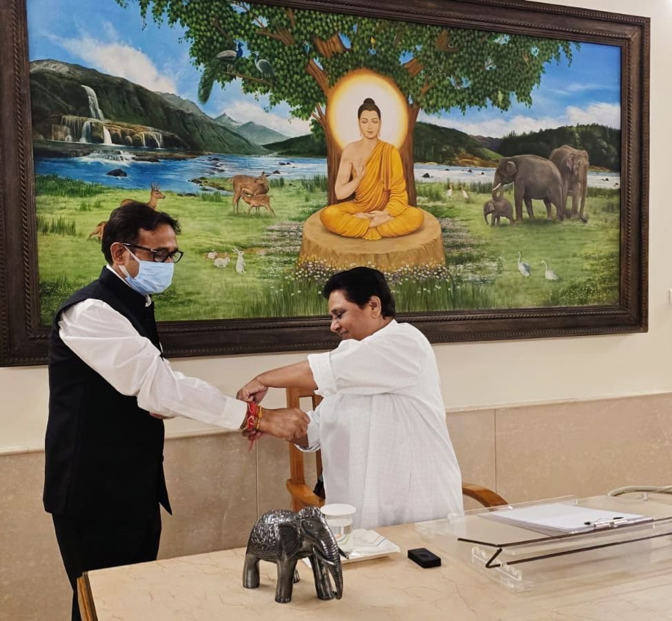 Voiceofpavan's tweet photo. सन्त शिरोमणि श्री गुरु रविदास जी और महाराणा सांगा जी के बीच गुरु और शिष्य का घनिष्ठ सम्बन्ध था।

सन्त शिरोमणि श्री गुरु रविदास जी और महाराणा सांगा जी का रिश्ता सामाजिक समरसता, धार्मिक उदारता और जातिगत भेदभाव को तोड़ने का अनुपम उदाहरण था।

पूर्व मुख्यमंत्री एवं बीएसपी अध्यक्षा आदरणीया बहन कु0 मायावती जी और स्व0 श्री उमाशंकर सिंह के बीच बहन-भाई का घनिष्ट सम्बन्ध था।

स्व0 श्री उमाशंकर सिंह जी,आदरणीया बहन कु0 मायावती जी को अपनी सगी बड़ी बहन की तरह मानते थे।

आदरणीया बहन कु0 मायावती जी और स्व0 श्री उमाशंकर सिंह जी का रिश्ता अनुसूचित जाति और क्षत्रिय समाज के सामाजिक समरसता और भाईचारे का अनुपम उदाहरण है।