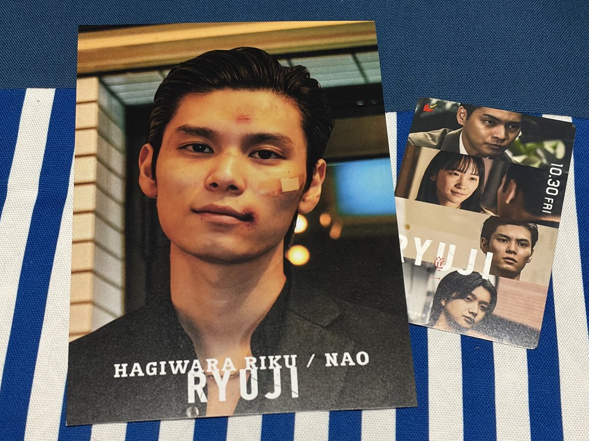nobokono's tweet photo. #映画竜二 のムビチケ買ってきました

　🎞️特典のポストカードは？
　😺③ください（萩原利久さん）
　🎞️カットバンの人ですね！
　
映画館の方はこのように認識していたようです🤣
フライヤーはまだ届いてないとのことでした
ポストカード、ドアップのお顔、光を失った左目が素敵💓

#萩原利久 https://t.co/xyLlN8g0rW