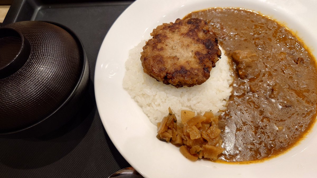 redgetter's tweet photo. 晩飯なぅ
金曜なのでカレー
松屋のハンバーグカレー
・
・
ハンバーグもうちょっとガンバレ https://t.co/lU87aFOYEQ