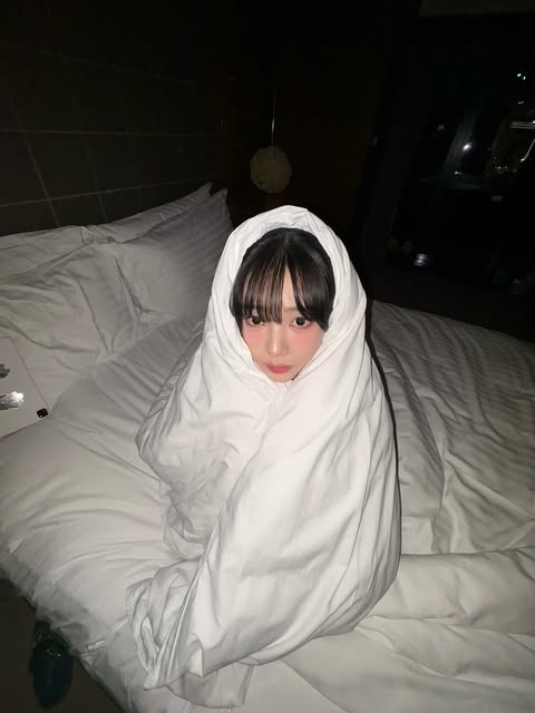 bIoomingdaIe's tweet photo. bed rotting because of this weather. 🥹🌧️

good evening, my loves! it’s been raining nonstop, and i hope everyone’s staying dry, warm, and cozy. please take care of yourselves and stay safe out there. 🤍 https://t.co/qNTQELfvZ6