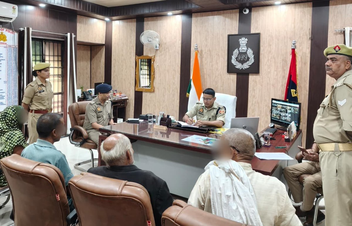 GondaSamacharUP's tweet photo. पुलिस कार्यालय में जनसुनवाई, एसपी ने सुनीं फरियादें

गोण्डा। पुलिस अधीक्षक विनीत जायसवाल ने पुलिस कार्यालय में जनसुनवाई के दौरान लोगों की समस्याएं सुनीं। एसपी ने संबंधित अधिकारियों को शिकायतों का विधिक एवं समयबद्ध निस्तारण सुनिश्चित करने के निर्देश दिए। https://t.co/oAMrdQq9Qq