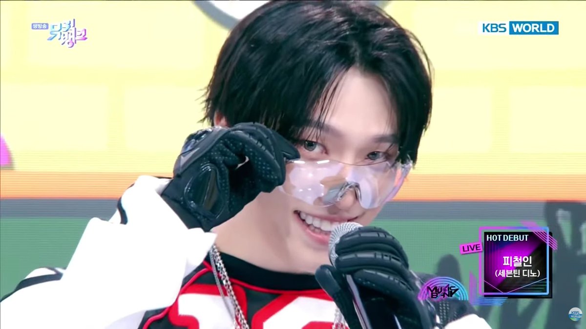 mingyursonly's tweet photo. JEONGMAL MUSIC SHOW 😭😭😭😭 HE WAS WEARING THIS FROM THE INTERVIEW... no wonder the k-carats there all said he looked so good https://t.co/4vLirJN5Qa