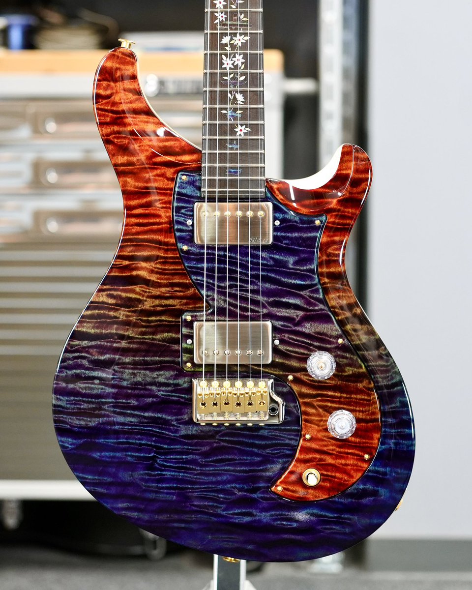 PRSGuitarsJapan's tweet photo. 今週のPrivate Stockは、1ピースのキルト・メイプル・トップ、スワンプ・アッシュ・バック、ブラジリアン・ローズウッド・ネック＆指板という豪華なウッドスペックに、複雑な色彩が重なり合うZombie Fadeフィニッシュを組み合わせたVelaです✨

メイプル製ピックガードのリバース・フェードも印象的な、まさにPrivate Stockならではの一本ですね！

Happy #PrivateStockFriday ❤️💙

#PRS #PRSJapan