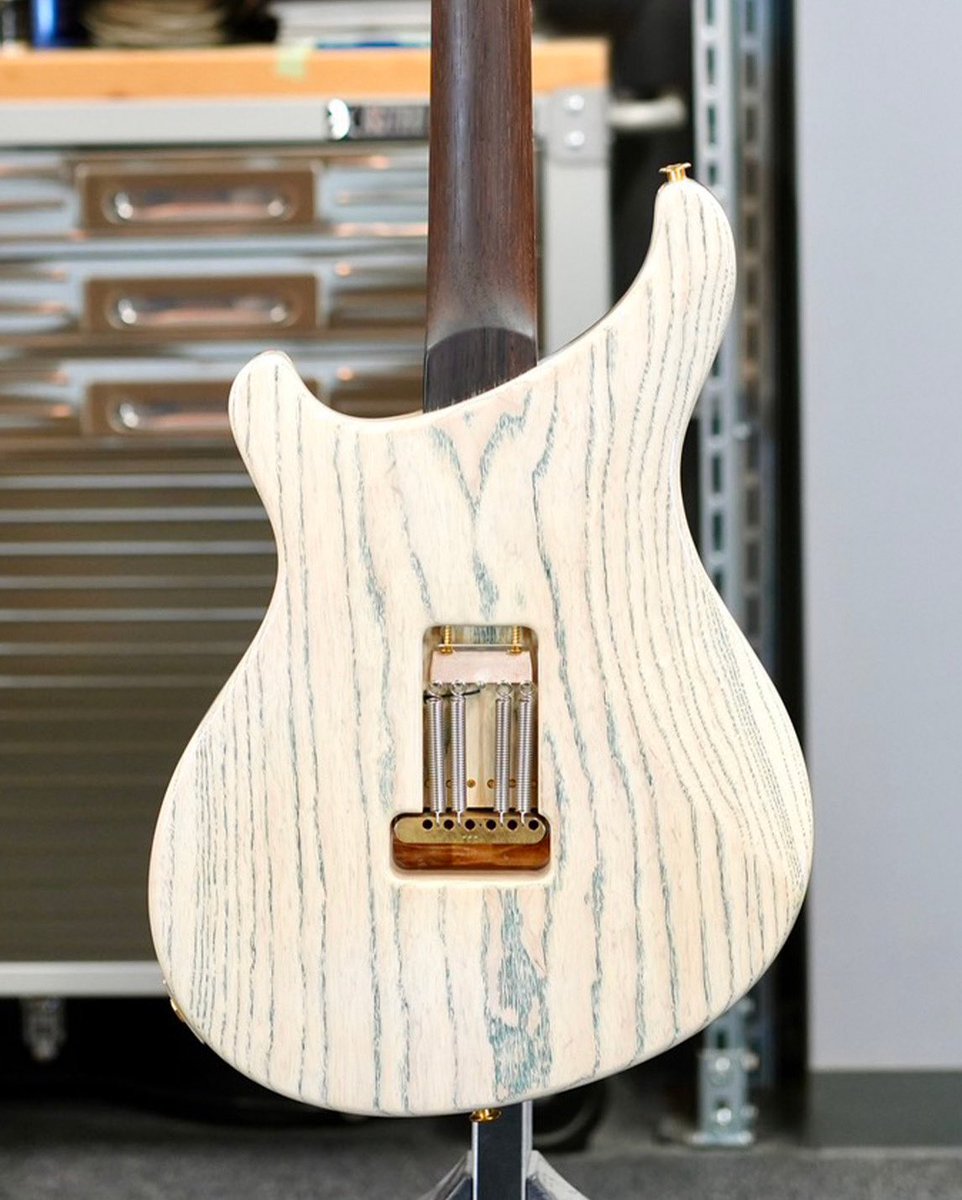 PRSGuitarsJapan's tweet photo. 今週のPrivate Stockは、1ピースのキルト・メイプル・トップ、スワンプ・アッシュ・バック、ブラジリアン・ローズウッド・ネック＆指板という豪華なウッドスペックに、複雑な色彩が重なり合うZombie Fadeフィニッシュを組み合わせたVelaです✨

メイプル製ピックガードのリバース・フェードも印象的な、まさにPrivate Stockならではの一本ですね！

Happy #PrivateStockFriday ❤️💙

#PRS #PRSJapan