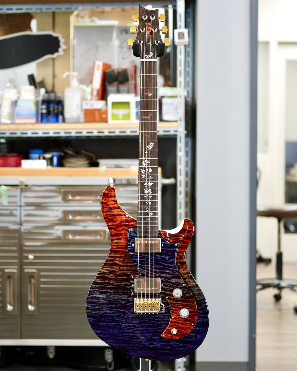 PRSGuitarsJapan's tweet photo. 今週のPrivate Stockは、1ピースのキルト・メイプル・トップ、スワンプ・アッシュ・バック、ブラジリアン・ローズウッド・ネック＆指板という豪華なウッドスペックに、複雑な色彩が重なり合うZombie Fadeフィニッシュを組み合わせたVelaです✨

メイプル製ピックガードのリバース・フェードも印象的な、まさにPrivate Stockならではの一本ですね！

Happy #PrivateStockFriday ❤️💙

#PRS #PRSJapan