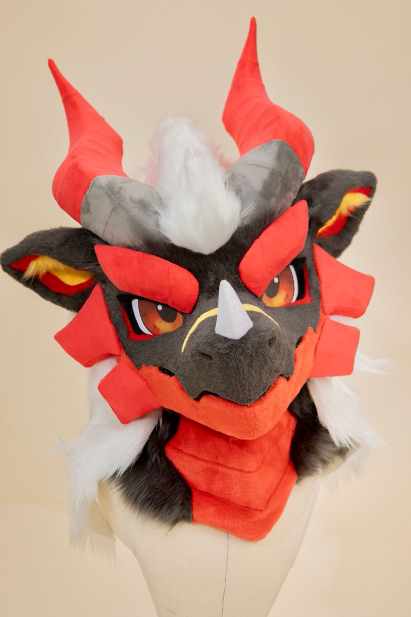 Furtasy_Meta's tweet photo. Zangya｜Scarlet Horns Break the Night

Ash-dark fur covers the face,
scarlet horns pierce through the silence,
while a white mane falls from the crown.

Zangya returns with a brand-new head design.
Sharper contours, stronger visual layers,
and a more commanding presence.

Scarlet horns break the night.
The raven shadow returns.

— FurTasy 境
Dreams Forged Within｜Adventure Together 
#FurTasy  #Fursuit #FursuitMaker  #Furry