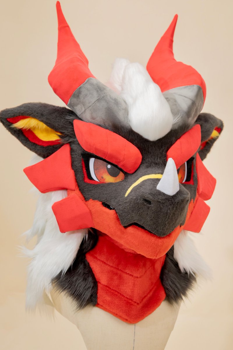 Furtasy_Meta's tweet photo. Zangya｜Scarlet Horns Break the Night

Ash-dark fur covers the face,
scarlet horns pierce through the silence,
while a white mane falls from the crown.

Zangya returns with a brand-new head design.
Sharper contours, stronger visual layers,
and a more commanding presence.

Scarlet horns break the night.
The raven shadow returns.

— FurTasy 境
Dreams Forged Within｜Adventure Together 
#FurTasy  #Fursuit #FursuitMaker  #Furry