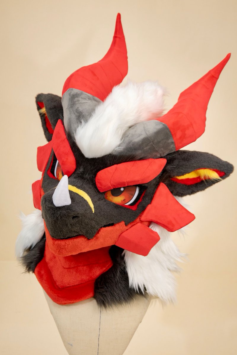 Furtasy_Meta's tweet photo. Zangya｜Scarlet Horns Break the Night

Ash-dark fur covers the face,
scarlet horns pierce through the silence,
while a white mane falls from the crown.

Zangya returns with a brand-new head design.
Sharper contours, stronger visual layers,
and a more commanding presence.

Scarlet horns break the night.
The raven shadow returns.

— FurTasy 境
Dreams Forged Within｜Adventure Together 
#FurTasy  #Fursuit #FursuitMaker  #Furry
