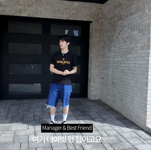 mybelovesun's tweet photo. tempat tinggal yang dimaksud ini bukan rumah mark tapi rumah david hyung
🐯 harus dikenalin sebagai apa ya?
🐯 david manager(?)

david hyung = Magaer &amp; Best Friend 🥹 https://t.co/3dMvgcsZgt