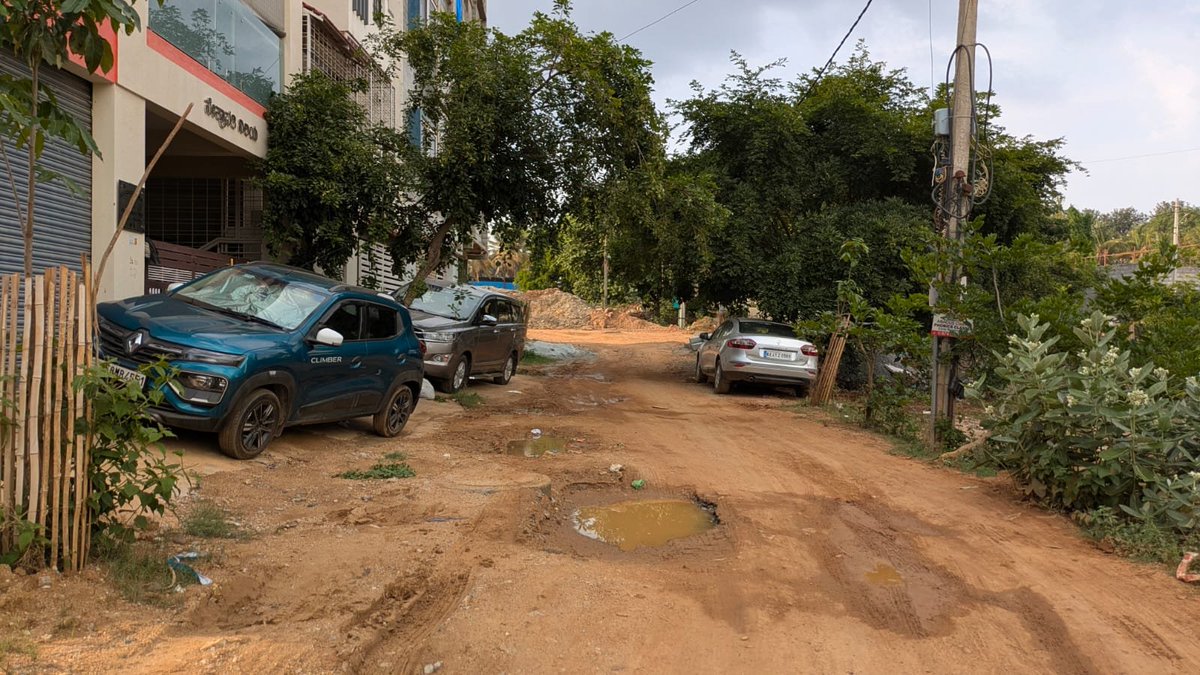 manikantabdvt's tweet photo. ಮಾನ್ಯ @krishnabgowda ಸಾಹೇಬ್ರೆ, B to A khata ದಲ್ಲಿ improvement Charges 25,339 rs ಚಾರ್ಜ್ ಮಾಡುವಾಗ, ಏನಾದ್ರೂ improvement ಇರಬೇಕಲ್ಲವೇ? ನಮ್ಮ ದರಿದ್ರ ರಸ್ತೆಗಳ ಬಗ್ಗೆ ಮನವಿ ಕೊಟ್ಟು ಸಾಕಾಗಿದೆ, @BNCCofficial ಅಧಿಕಾರಿಗಳ ಪ್ರಕಾರ ಟೆಂಡರ್ ಪ್ರಕ್ರಿಯೆ ಕಳೆದ 3ವರ್ಷಗಳಿಂದ ನಡೆಯುತ್ತಲೇ ಇದೆ, https://t.co/97i0PVKXIy